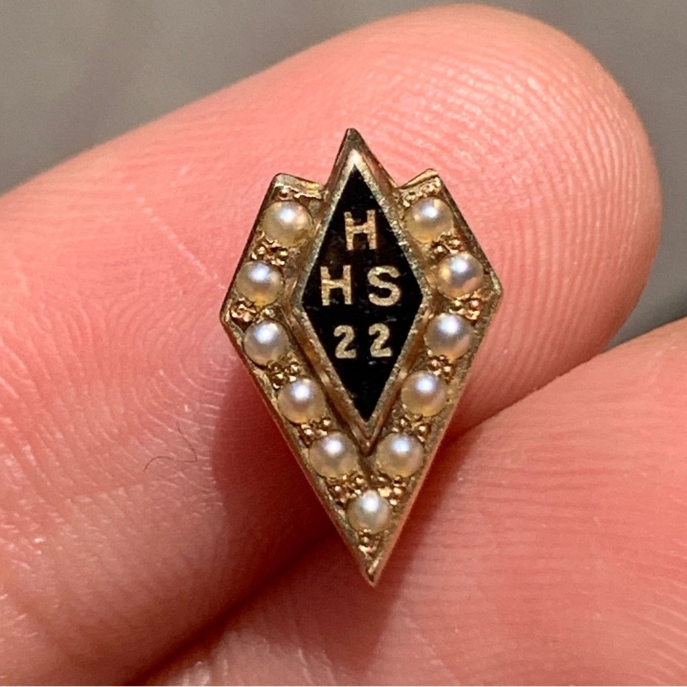 14k gold pin with Seed pearls. Unisex!
